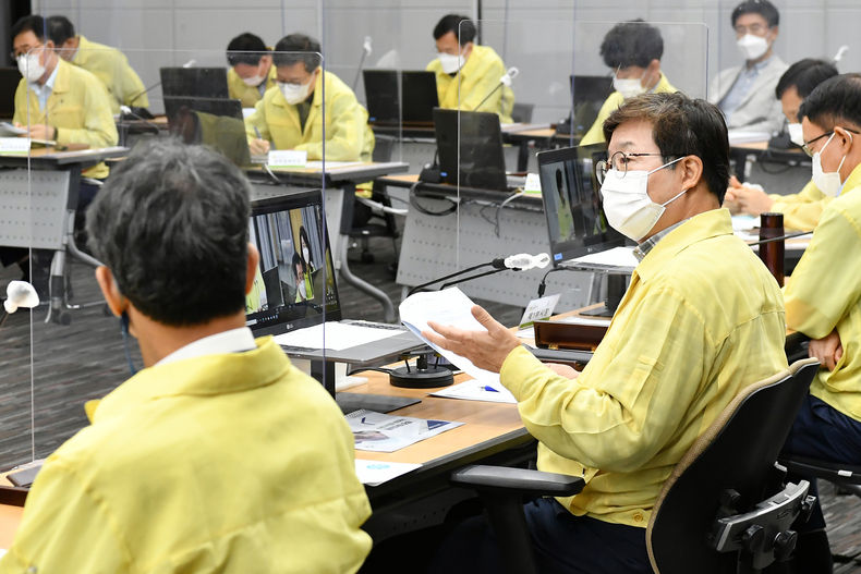 염태영 시장이 확대간부회의에서 발언하고 있다.