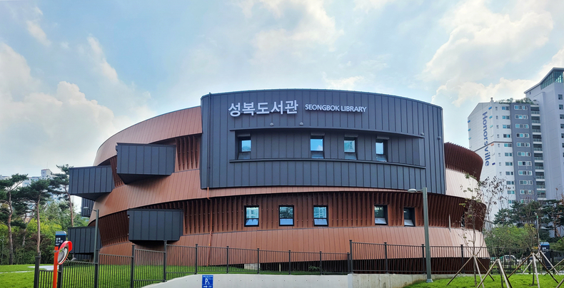 오는 28일 개관하는 성복도서관 전경