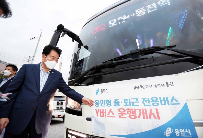 백군기 용인시장이 5일 운행을 시작한 Y버스(Y1302) 정류장을 찾아 차량을 살펴보고 있다.