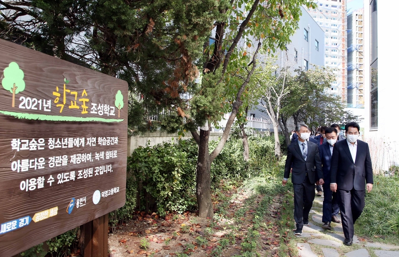 백군기 용인시장이 덕영고등학교 학교숲을 둘러보고 있는 모습