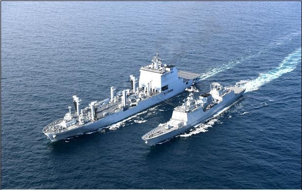 < 2021 해군순항훈련에 참가하는 왕건함(DDH-Ⅱ, 4,400톤급)과 소양함(AOE-Ⅱ, 10,000톤 급)이 기동군수 훈련을 하고 있다. >