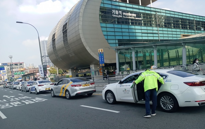기흥역 인근 승강장에서 시 관계자가 택시를 점검하고 있다.