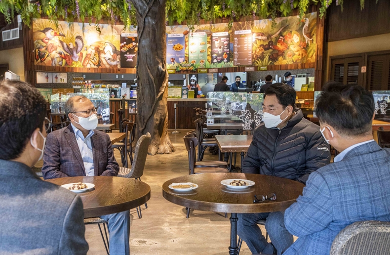 백군기 용인시장이 22일 간담회 차 방문한 에버랜드에서 삼성물산 리조트부문 관계자들과 이야기를 나누고 있다.