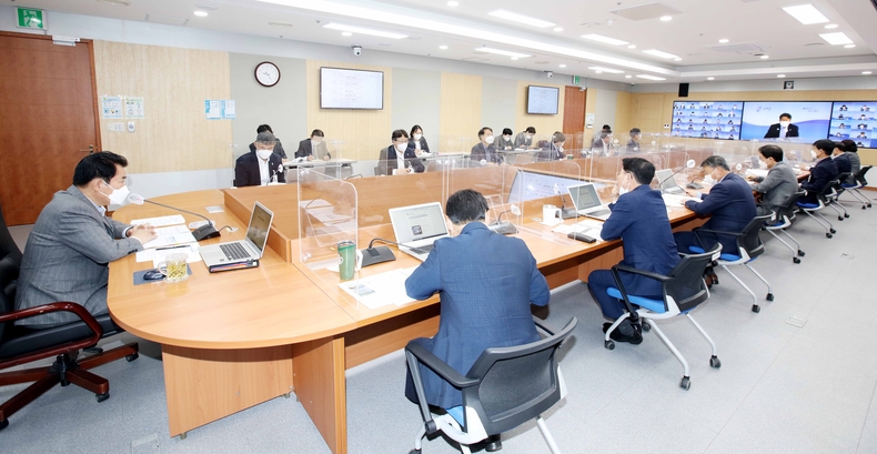 백군기 용인시장이 25일 시청 영상회의에서 시정전략회의를 주재하고 있다.