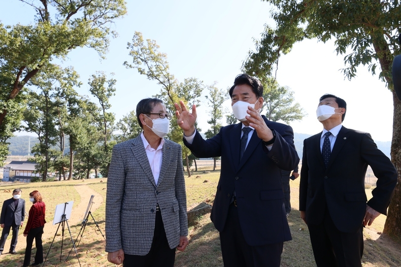백군기 용인시장이 경기도종합체육대회의 성화 채화 후보지 중 한 곳인 처인성을 둘러보고 있다.