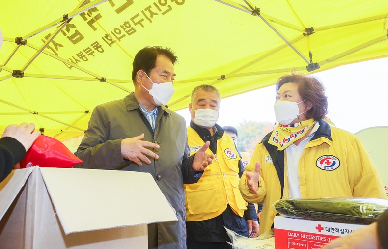 백군기 용인시장이 2일 재난구호활동 전문화 교육 현장에 방문해 관계자와 이야기를 나누고 있다.
