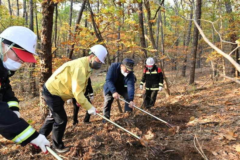 유문종 수원시 제2부시장(왼쪽 2번째)이 3일 광교산 산림욕장에서 산불방지 훈련에 참여하고 있다.