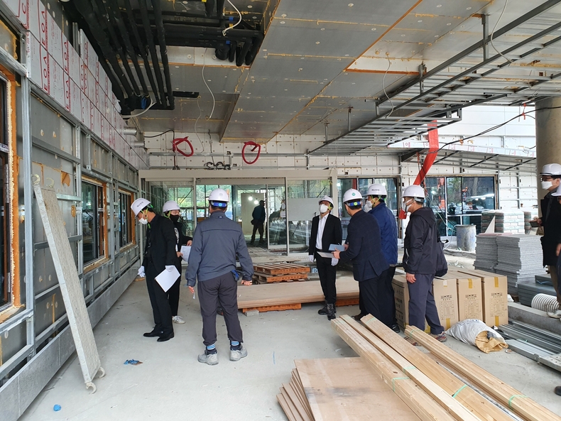 기술자문위원들과 수원시 관계자가 수원시 사회복지타운 건립공사 현장에서 사전준공검사를 하고 있다.