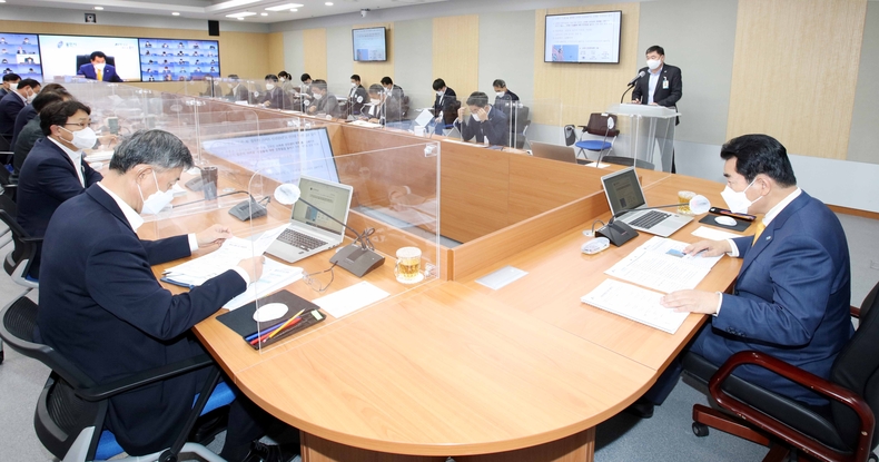8일 백군기 용인시장이 시정전략회의를 진행하고 있다.