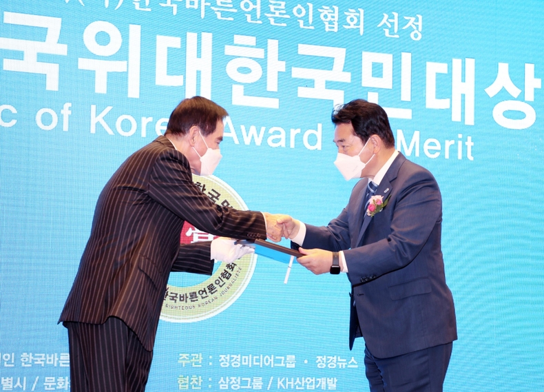 백군기 용인시장은 18일 서울 여의도동 국민일보 컨벤션홀에서 열린 '제3회 대한민국 위대한 국민대상' 을 수상했다.