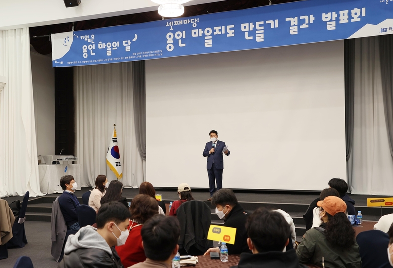 백군기 용인시장이 19일 2021년 용인 마을지도 만들기 결과발표회에서 인사말을 하고 있다.