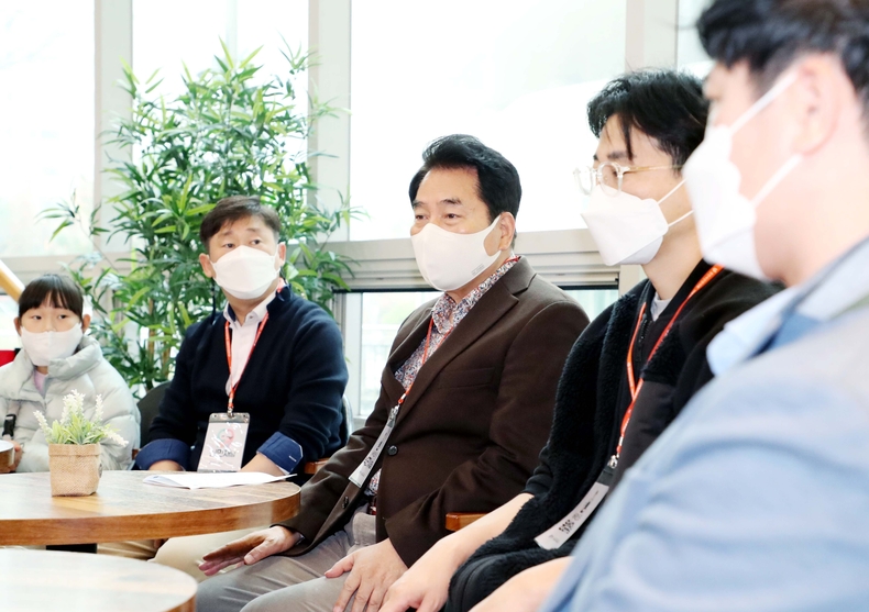 백군기 용인시장이 육아하는 아빠들과 육아하는데 실질적으로 필요한 정책은 무엇이 있는지 이야기하고 있다.