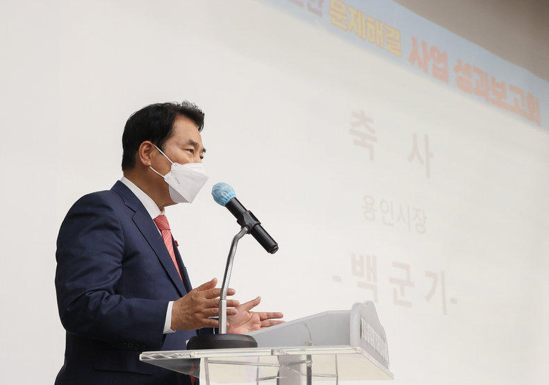 백군기 용인시장은 22일 시청 컨벤션홀에서 열린 ‘2021 리빙랩(Living Lab) 프로젝트’ 성과보고회에 참석해 프로젝트에 참여한 문제 해결단을 격려했다.