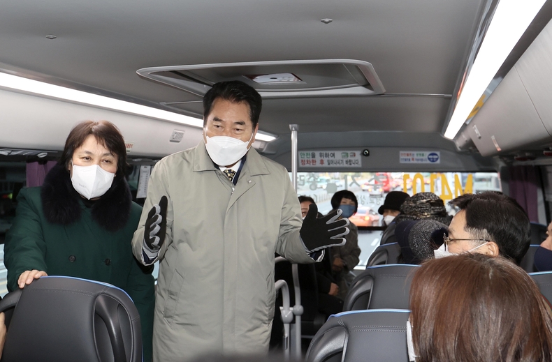 백군기 용인시장이 정춘숙 국회의원과 함께 출근길 시민들과 소통하고 있는 모습