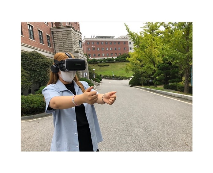 VR 시스템을 활용한 ‘나의 살던 고향' 프로그램 테스트 모습