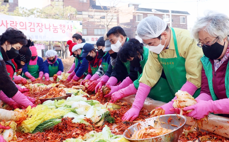 백군기 용인시장은 26일 처인구 이동읍 행정복지센터 주차장에서 열린 ‘사랑의 김장나눔 행사’에 참여해 봉사자들을 격려하고 일손을 보탰다.