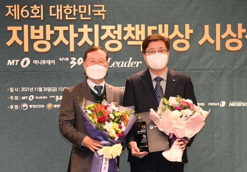 염태영 시장이 수상 후 김순은 자치분권위원장과 함께하고 있다.
