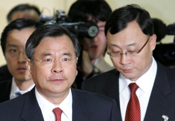 2006년 12월 박영수 대검 중수부장이 채동욱 수사기획관, 강찬우 중수3과장 등과 함께 론스타 수사결과를 발표하기 위해 입장하는 모습. 윤석열 국민의힘 대선후보는 당시 중수2과장이었다. (자료출처:팬앤드마이크/사진=연합뉴스) 