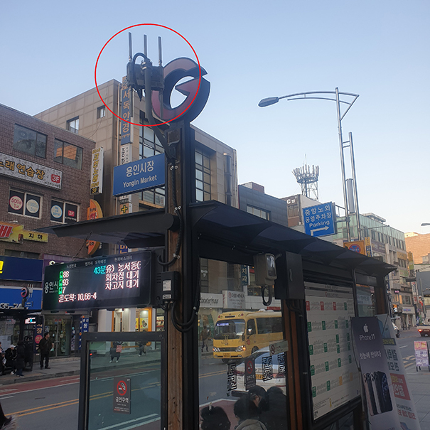 버스정류장에 공공와이파이 중계장비를 설치한 모습