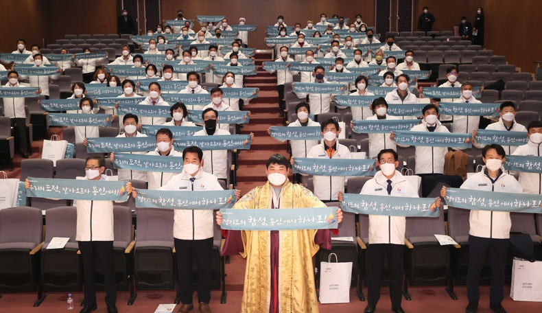 (4) 백군기 용인시장이 6일 ‘2022년 경기도종합체육대회 조직위원회 발대식에서 백두장사 김동현, 김기준 용인시의회 의장 등 참석자들과 성공개최를 다짐하는 퍼포먼스를 하고 있다.