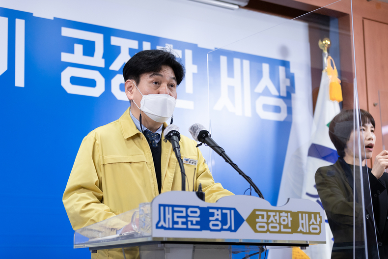 류영철 경기도 보건건강국장이 7일 코로나19 정례 기자회견을 하고 있다.