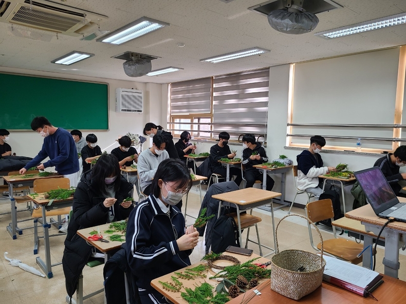 보라고등학교 고3 학생들이 크리스마스 리스를 만들고 있는 모습