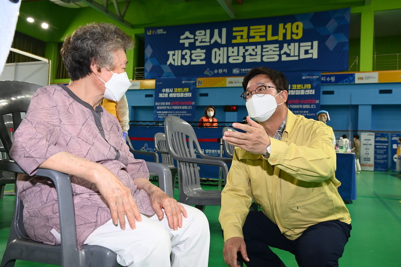 지난 6월8일 수원시 제3호 예방접종센터를 방문한 염태영 수원시장이 시민과 대화를 나누고 있다.