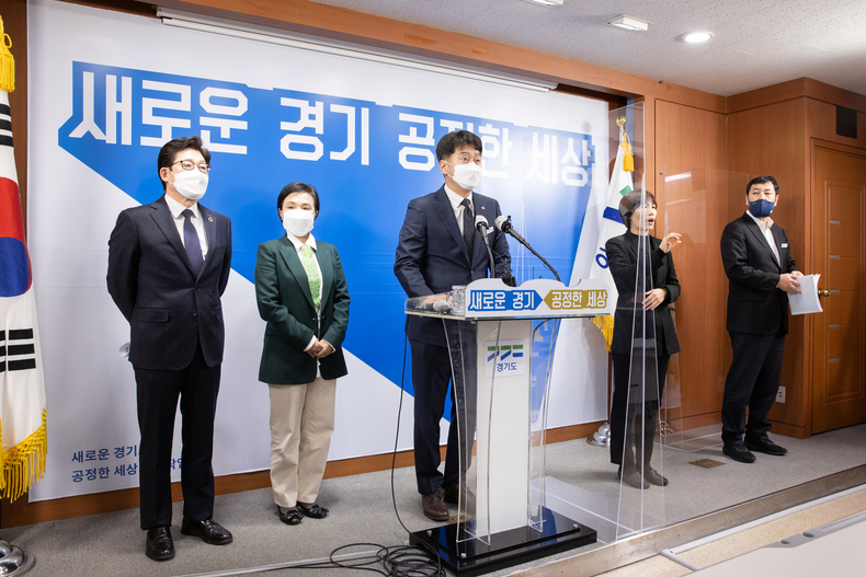 기자회견 발표사진(왼쪽부터 조명래 공동위원장, 강금실 공동위원장, 정도영 경제기획관, 수화통역사, 박성남 환경국장)