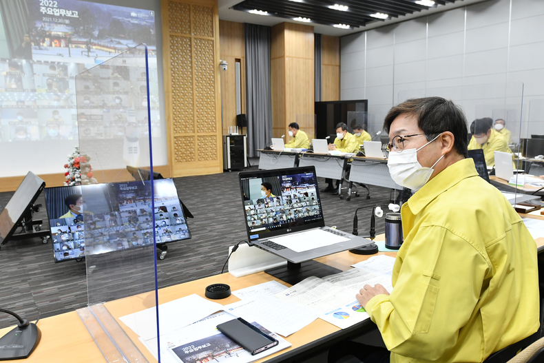지난 20일 개최된 2022년 수원시의 주요 업무를 논의하는 보고회에서 염태영 수원시장이 발언하고 있다.
