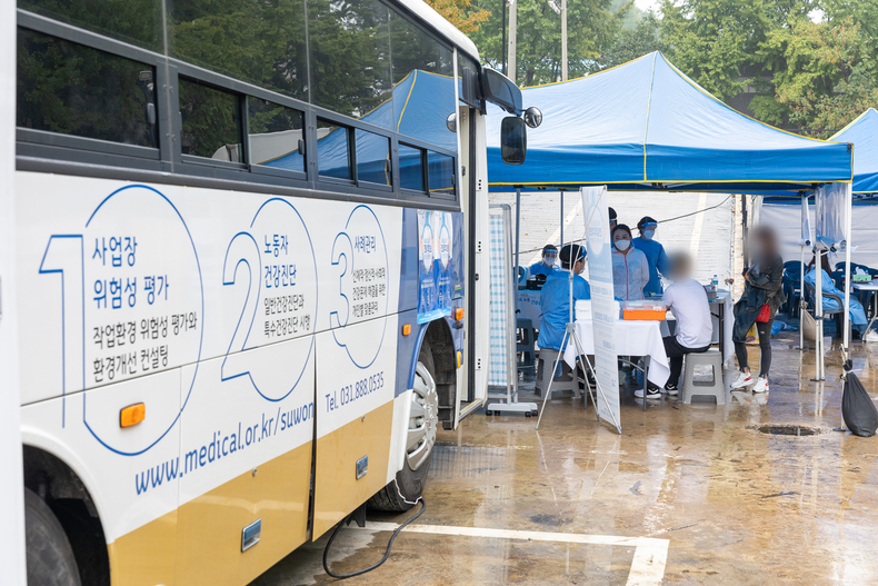 새해부터 코로나19 백신 접종완료 재택치료자를 대상으로 1인 가구 기준 22만원의 생활지원비를 추가 지급한다. 사진은 찾아가는 코로나19