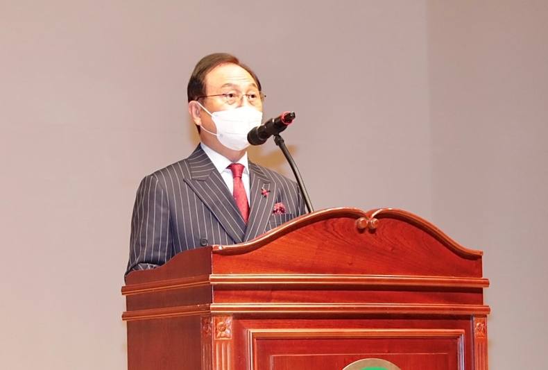 박상돈 천안시장이 3일 시청 봉서홀에서 열린 시무식에서 신년사를 낭독하고 있다.