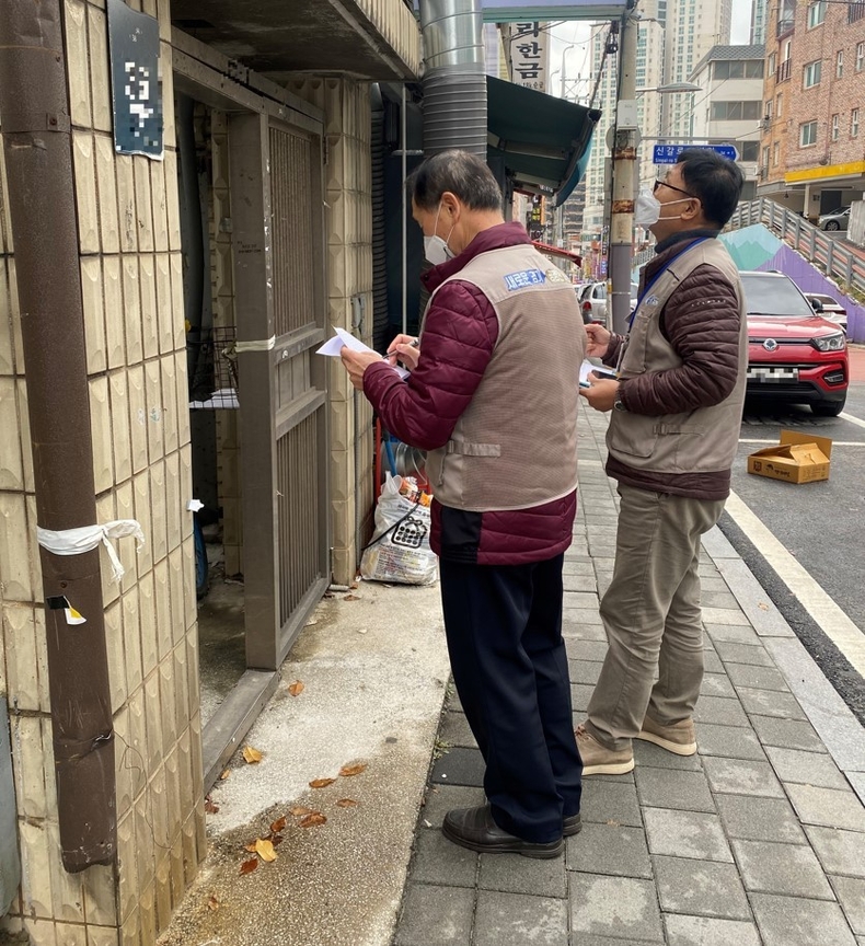 체납관리단이 한 체납자의 집을 찾아 거주 여부를 확인하고 있다.