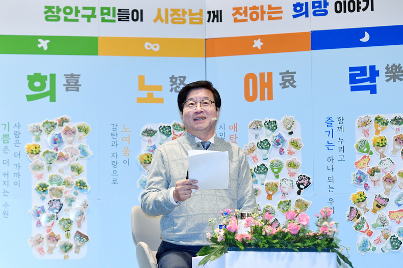 염태영 시장이 4일 오전 장안구민들과 이야기를 나누고 있다.
