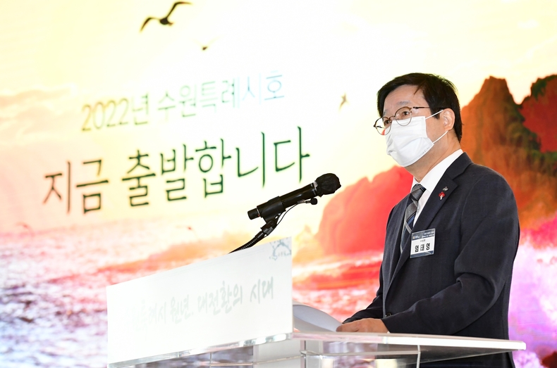 지난 3일 수원시 장안구에 위치한 복합문화공간 111CM에서 열린 ‘시민과 함께하는 신년 시무식’에서 염태영 수원시장이 수원특례시에 대한 설명을 하고 있다.