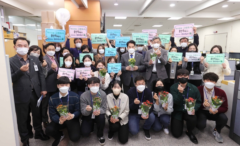백군기 용인시장이 13일 용인특례시 출범을 축하하며 직원들과 기념촬영을 하고 있다
