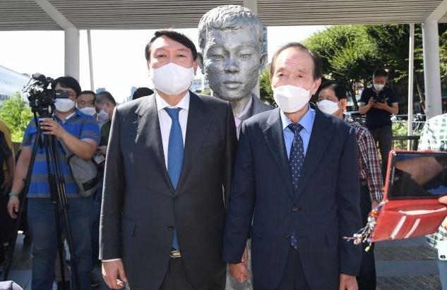 윤석열 국민의힘 대선 후보와 장기표 전 김해을 당협위원장이 지난해 9월 3일 서울 종로구 청계천 전태일 다리를 방문해 전태일 열사 동상 앞에 서 있다.<br>
국회사진기자단