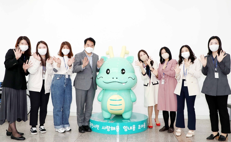 옹인시청사 1층 포토존에 설치된 조아용 조형물 앞에서 백군기 시장과 공보관실 직원들이 기념사진을 찍고 있다.