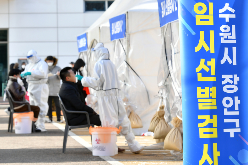 임시선별검사소에서 시민이 검사를 받고 있다.