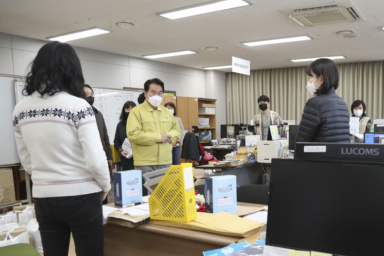 백군기 용인시장이 설 연휴가 시작된 29일 코로나19 방역 최전선을 지키고 있는 수지구 보건소를 방문해 직원들을 격려하고 이야기를 나누고 있다.