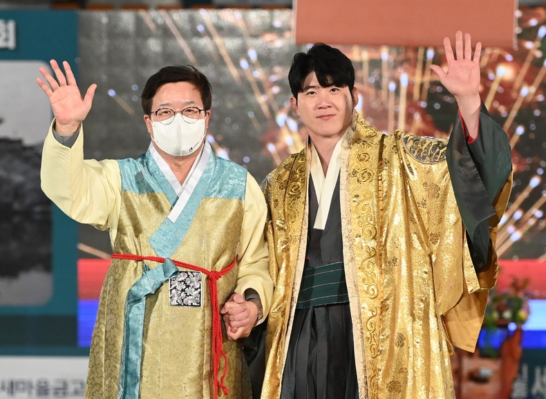 염태영 시장(왼쪽) 금강장사에 오른 임태혁 선수와 함께하고 있다.