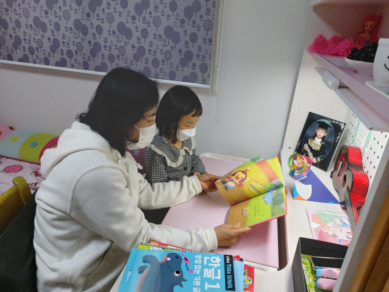 방문교사가 다문화 가정자녀에게 한글 교육을 하고 있다.