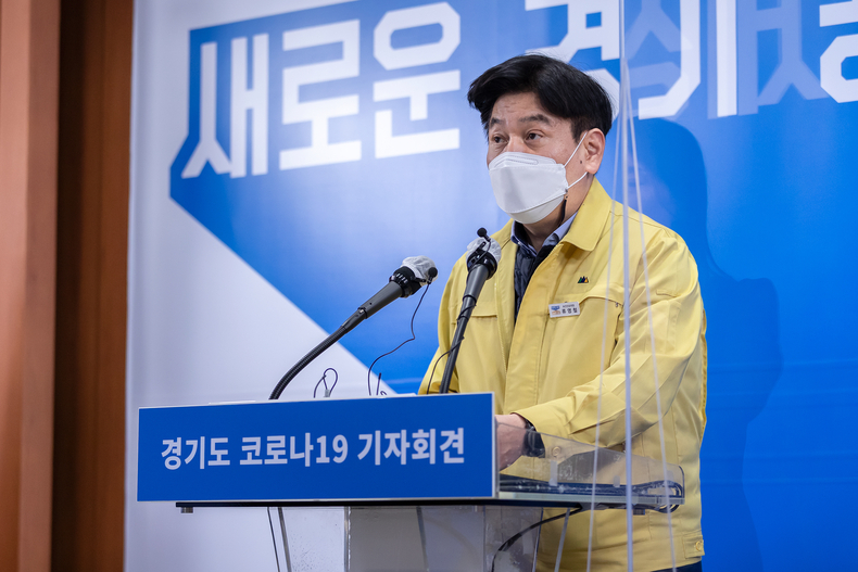 류영철 경기도 보건건강국장이 3일 정례 기자회견을 하고 있다.