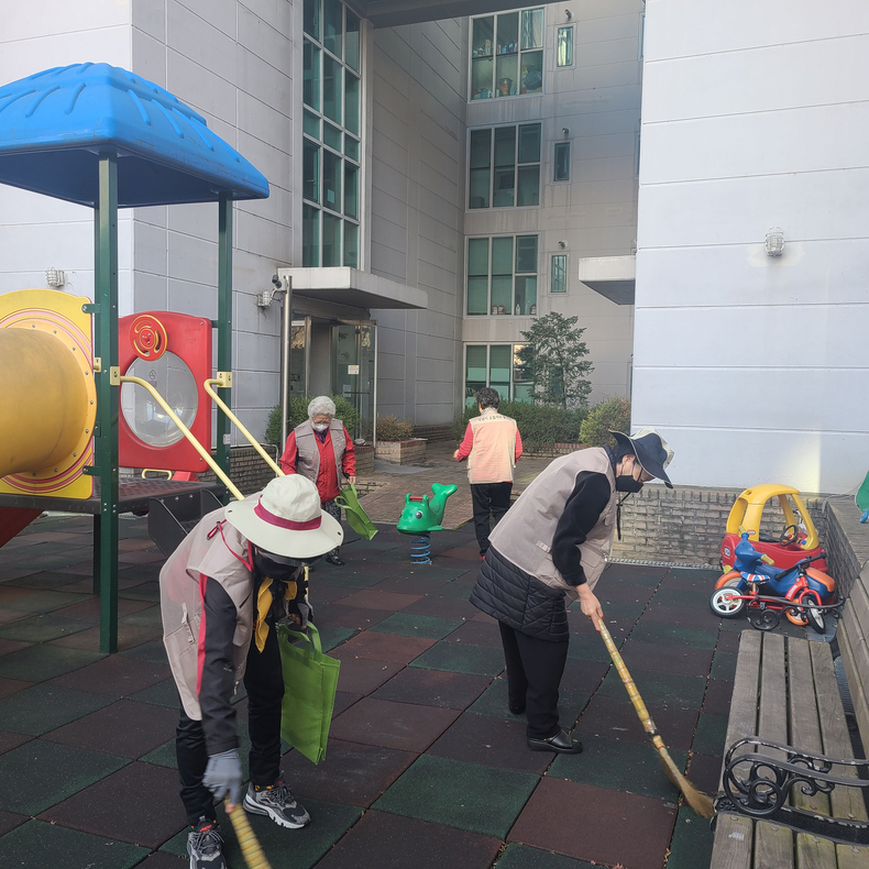 성남시 어르신들이 환경정비 분야 소일거리 참여 중이다