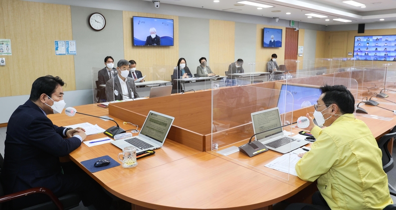 백군기 용인시장이 14일 시정전략회의에서 참석자들과 이야기를 나누고 있다.