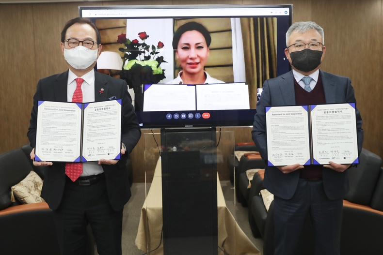 14일 오전 천안시와 미주한인이민사박물관, 충남북부상공회의소가 ‘유관순상’ 수상자 지원사업‘ 공동이행 협약(MOU)을 영상회의를 통해 체결하고 기념사진을 촬영하고 있다.