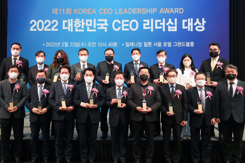 백군기 용인시장이 23일 제11회 2022 대한민국 CEO 리더십 대상에서 혁신경영 부문 대상을 수상하고 참석자들과 기념촬영을 하고 있다.