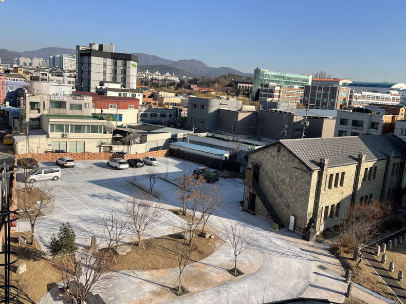 ‘북수동 왕의 골목 특화사업’으로 북수동성당 내 조성한 공공통행로.