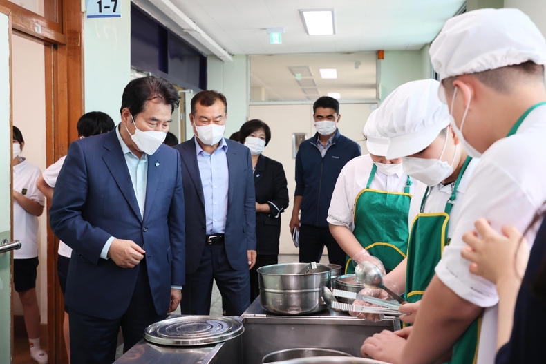 백군기 용인시장이 관내 한 학교를 방문해 학교 급식 배분 상황을 살피고 있다.