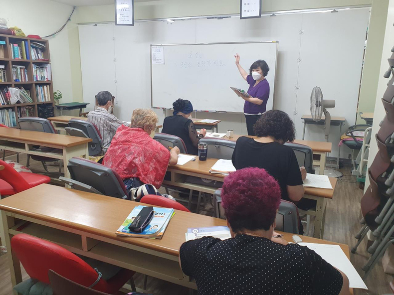 성남지역 성인 문해교육기관인 창세학교에서 한글 공부 중인 시민들