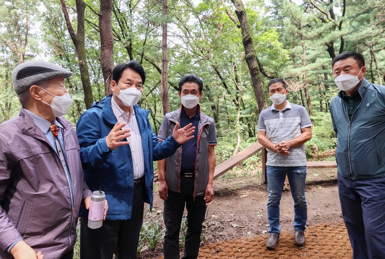 백군기 용인시장이 구성도시자연공원 시민녹색쉼터 현장을 점검하고 있다